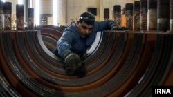 یک کارگر در نیروگاه حرارتی رامین اهواز. آرشیو