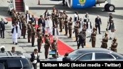 د اوزبیکستان صدراعظم عبدالله عارف‌اف هرکلي ته د نورو چارواکو سربیره د طالبانو د ریاست الوزرا مالي مرستیال ملا عبدالسلام حنفي هم د کابل په هوايي ډګر ته ورغلی وو. 