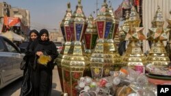 Warga berbelanja lampu tradisional di pasar Sayeda Zeinab jelang Ramadan, di Kairo, Mesir, Selasa, 21 Maret 2023. (AP/Amr Nabil)