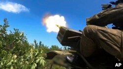 Iরুশ প্রতিরক্ষা মন্ত্রণালয়ের প্রেস সার্ভিস কর্তৃক প্রকাশিত এই ছবিতে দেখা যাচ্ছে, ইউক্রেনের একটি অজ্ঞাত স্থানে বিমান বিধ্বংসী বন্দুক থেকে গুলি ছুড়েছে রুশ সৈন্যরা।২১ জুন, ২০২৪্। 