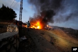 Mobil seorang jurnalis terbakar setelah terkena tembakan Israel di desa perbatasan Alma al-Shaab dengan Israel, Lebanon selatan, Jumat, 13 Oktober 2023. (Foto: AP)