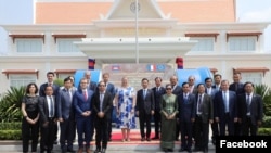 គណៈប្រតិភូរបស់សហភាពអឺរ៉ុប​ថតរូប​ជាមួយ​ជាមួយមន្ត្រី​រាជរដ្ឋាភិបាលកម្ពុជា ក្នុងអំឡុងទស្សនកិច្ចនៅរាជធានីភ្នំពេញ កាលពីថ្ងៃទី១២ ខែមីនា ឆ្នាំ២០២៤។ (Facebook/European Union in Cambodia)