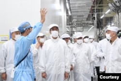 Pabrik Baterai Sel mobil kendaraan listrik pertama dan terbesar di Asia Tenggara ini disebut akan mulai berproduksi pada tahun depan dengan produk awal 30 juta baterai sel. (Biro Setpres)