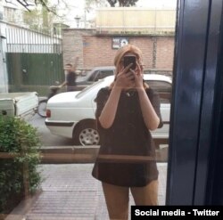 تصویری از یک زن ایرانی مخالف حجاب اجباری