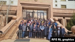 4月创建祖国党倡议小组成员来到哈萨克斯坦司法部，提交在阿斯塔纳注册的文件