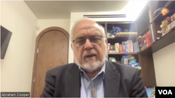 에이브러햄 쿠퍼 국제종교자유위원회 의장이 1일 VOA 조은정 기자와 화상 인터뷰를 하고 있다.