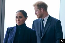 Meghan Markle dan suaminya Pangeran Harry tiba di observatorium di One World Trade di New York, Kamis, 23 September 2021. (Foto: AP)