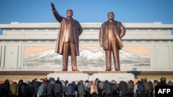 북한 주민들이 지난해 2월 평양 만수대 언덕의 김일성(왼쪽) 전 주석과 김정일 전 국방위원장 동상을 참배하고 있다. (자료사진)
