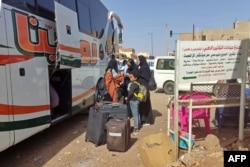 ពលរដ្ឋ​រង់ចាំ​ទទួល​វ៉ាលីស៍​របស់​ពួក​គេ​នៅ​ចំណត​រថយន្ត​ក្រុង​មួយ​កន្លែង​នៅ​ភាគ​ខាង​ត្បូង​ក្រុង​ខាទុំ ប្រទេស​ស៊ូដង់ កាល​ពី​ថ្ងៃ​ទី​៨ ខែ​ឧសភា ឆ្នាំ​២០២៣ ខណៈ​ការ​ប្រយុទ្ធ​គ្នា​នៅ​មាន​បន្ត។