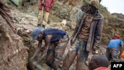 Wachimbaji wadogo wadogo wakiwa katika mgodi wa madini ulioko jirani na mji wa Numbi, mashariki mwa Jamhuri ya Kidemokrasia ya Kongo tarehe 7 Aprili 2017. Picha na Griff Tapper / AFP.