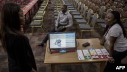 L'objectif est d'avoir un "décompte parallèle" le jour du scrutin, a expliqué le chef de la mission électorale citoyenne baptisée "Kapita", en raison des craintes de fraude.