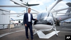 Taksi terbang "Volocopter 2X" dipamerkan di Paris Air Show (foto: dok). 