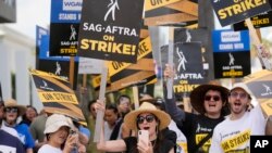 Akis mogok di luar kantor Netflix di Los Angeles, 27 September 2023. (AP/Chris Pizzallo)