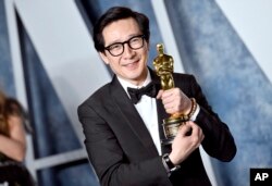 លោក Ke Huy Quan ដែល​បាន​ឈ្នះ​ពាន​រង្វាន់​អូស្ការ​សម្រាប់​តួរង​ប្រុស​ល្អ​បំផុត មកដល់​កម្មវិធី ជប់លៀង Vanity Fair Oscar Party នៅ​ថ្ងៃអាទិត្យ ទី១២ ខែមីនា ឆ្នាំ២០២៣ នៅ​មជ្ឈមណ្ឌល Wallis Annenberg នៅ​ទីក្រុង Beverly Hills រដ្ឋCalifornia។