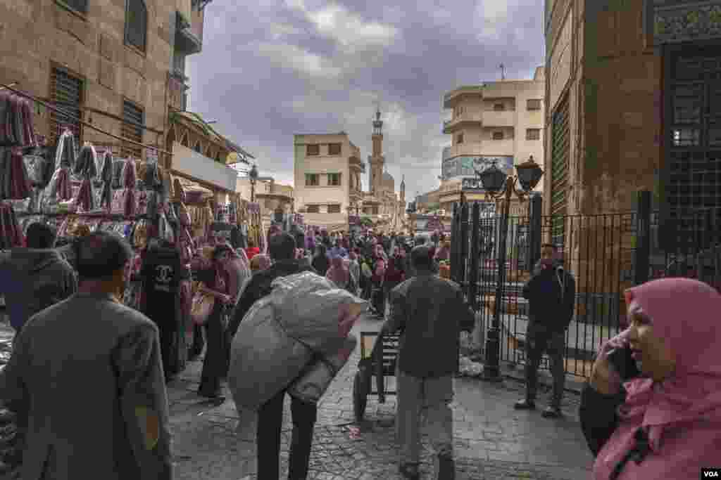 Ahead of Ramadan, vendors in this popular market in Cairo say they see more visitors than buyers. (Hamada Elrasam/VOA)