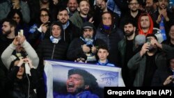 Para pendukung klub sepak bola Napoli menunggu laga antara Napoli dan Eintracht Frankfurt di Stadion Diego Armando Maradona di Napoli, Italia, Rabu, 15 Maret 2023. (Foto: Gregorio Borgia/AP Photo).