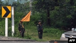 แฟ้ม - สมาชิกของ BGF ยืนประจำการที่ด่านย่างกุ้ง-เมียวดี บริเวณทางหลวงเอเชียสาย 1 ใกล้กับเมือง Kawkareik ในเมียนมา 24 ก.ย. 2023 (Photo by AFP)
