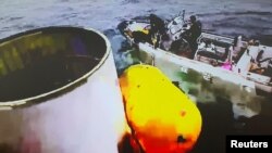 한국 합동참모본부가 지난달 31일 오전 8시 5분쯤 어청도 서방 200여km 해상에서 북한이 주장하는 우주발사체 일부로 추정되는 물체를 식별했다며 공개한 사진.