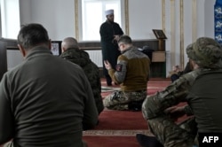 Jamaah berkumpul untuk salat Jumat di sebuah masjid dekat garis depan timur, di tengah invasi Rusia ke Ukraina, 31 Maret 2023. (Genya SAVILOV / AFP)