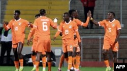 Les joueurs ivoiriens célèbrent leur premiercontre l'Uruguay, au Stade Bollaert-Delelis à Lens, France, le 26 mars 2024.