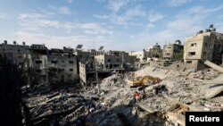 Osoblje za hitne slučajeve radi na mjestu izraelskih napada, dok se nastavlja sukob između Izraela i palestinske islamističke grupe Hamas, u Khan Younisu u južnom pojasu Gaze, 27. oktobra 2023.