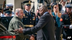 Menteri Pertahanan AS Lloyd Austin (kanan) menyambut Menteri Pertahanan Ukraina Rustem Umerov dalam acara penyambutan kedatangan di Pentagon, Washington, pada 2 Juli 2024. (Foto: AP/Jacquelyn Martin)