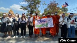 ព្រះសង្ឃ និងយុវជនបានដង្ហែញត្តិទៅក្រសួងយុត្តិធម៌ ក្នុងខួប១២ឆ្នាំនៃការស្វែងរកយុត្តិធម៌ជូនលោក ឈុត វុទ្ធី។ (មាស ដា/វីអូអេ)