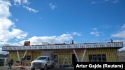 Britanska Kolumbija, Kanada. Radnici prave obdanište pored aerodroma. REUTERS/Artur Gajda