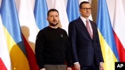 Thủ tướng Ba Lan Mateusz Morawiecki (phải) chào đón Tổng thống Ukraine Volodymyr Zelenskyy tại Warsaw, Ba Lan, ngày 5/4/2023. Ông Morawiecki hôm 20/9 nói Ba Lan sẽ không trang bị vũ khí cho Ukraine nữa và đang tập trung vào việc xây dựng lại kho vũ khí của riêng mình.