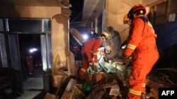 Petugas SAR berusaha mencari korban gempa bumi di Desa Kangdiao, Dahejia, Kabupaten Jishishan, di Provinsi Gansu, China barat laut pada 19 Desember 2023. (Foto: AFP)