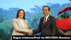 Wakil Presiden AS Kamala Harris (kiri) disambut Presiden Joko Widodo setibanya di KTT Perhimpunan Bangsa-Bangsa Asia Tenggara (ASEAN) ke-43 di Jakarta, 6 September 2023. (Foto: Bagus Indahono/Pool via REUTERS)