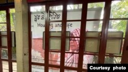 រូបថតក្នុងការពិព័រណ៍ស្តីពីផ្ទះនិងជីវិតរបស់សហគមន៍ក្រីក្រក្បែរទីក្រុង នៅភោជនីដ្ឋានសួនចំប៉ី នៅថ្ងៃទី២៥ ខែកុម្ភៈ ឆ្នាំ២០២៤។ (Sahmakum Teang Tnaut/Facebook)