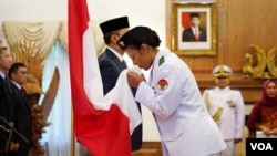 Ashley Elizabeth Sukhram, anggota pembawa bendera, saat acara pengukuhan anggota paskibra di Wisma Indonesia, Washington, D.C. (Foto: VOA Indonesia).