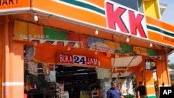 Toseba KK Mart di kawasan Puchong, pinggiran Kuala Lumpur, Malaysia, Selasa, 26 Maret 2024. Pemilik jaringan KK Mart, Selasa (26/3) didakwa dengan sengaja melukai perasaan pemeluk agama lain dengan menjual kaus kaki bertuliskan "Allah" di beberapa gerai. (AP/Vincent Thian)