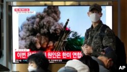 20일 한국 서울역에 설치된 TV에서 북한의 잇단 미사일 발사 도발에 관한 뉴스가 나오고 있다.