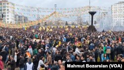 Nevruz alanında DEM Parti’nin bayrakları da asıldı.