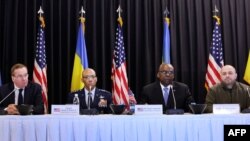 لوید آستین وزیر دفاع آمریکا (دوم از راست) در نشست گروه تماس دفاعی اوکراین در پایگاه هوایی رامشاین، آلمان – ۱۹ مارس ۲۰۲۴ 