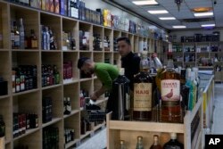 Suasana di sebuah toko miras di Baghdad, Irak, Kamis, 9 Maret 2023. (AP/Hadi Mizban)
