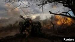 우크라이나군 병사가 동부 격전지 바흐무트 최전방에서 러시아 용병업체 바그너 그룹 진지를 향해 포사격을 실시하고 있다. (자료사진)