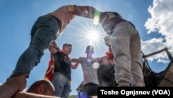 Физички силни и претежно млади луѓе направија три човечки кули од по два реда. Петмина во долниот ред, петмина во горниот ред, Македонски Брод, 06.05.2024