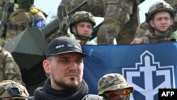 러시아로 침입한 무장조직 '러시아 의용군(RVC)' 지휘관을 자처한 데니스 카푸스틴 씨가 24일 우크라이나에서 기자회견하고 있다. (자료사진)
