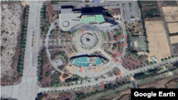 남북 공동연락사무소와 개성공단 종합지원센터의 지난달 20일 모습. 굴착기(원 안)가 작업 중이고 예전 공터(사각형 안)에 잔해가 쌓였다. 1. 정리된 원형 부지 2. 치워진 주차장 3. 새롭게 쌓인 건물 잔해. 사진=Airbus (via Google Earth)