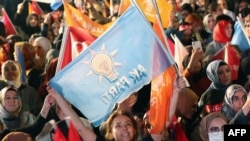 Pendukung Presiden Turki Tayyip Erdogan mengibarkan bendera di luar markas Partai AK setelah pemungutan suara ditutup dalam pemilihan presiden dan parlemen Turki di Ankara, Turki 15 Mei 2023. (Adem ALTAN/AFP)
