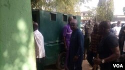 Alhassan Ado Doguwa lokacin da jami'an hukumar gyara hali za su kai shi gidan gyara hali