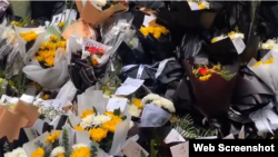 2023年10月28日中国安徽合肥红星路李克强故居前民众献花的悼念现场。（照片来自网络视频）