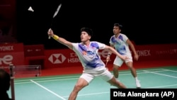 Atlet bulutangkis Yeremia Rambitan (depan) dan Pramudya Kusumawardana pada pertandingan penyisihan grup bulutangkis ganda putra di BWF World Tour Finals di Nusa Dua, Bali, Jumat, 3 Desember 2021. (AP/Dita Alangkara)