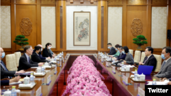 美国驻中国大使尼古拉斯·伯恩斯与中国国务委员兼外交部长秦刚在北京举行会谈。(2023年5月8日）