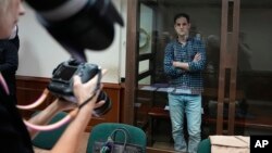 Reporter Wall Street Journal (WSJ), Evan Gershkovich, saat menghadiri persidangan di Moskow, 18 April 2023 lalu (foto: dok). 