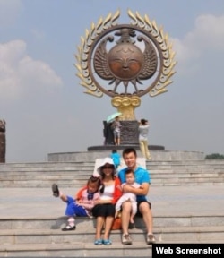 彭立发夫妇与两个女儿在哈尔滨太阳岛（网络图片，拍摄日期不详）