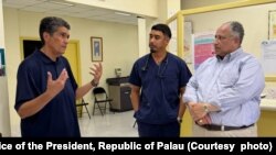 2024年3月11日，帕劳总统小苏兰格尔·惠普斯（左）在帕劳接待美国海军部长卡洛斯·德尔·托罗（右）。（帕劳总统办公室提供照片）